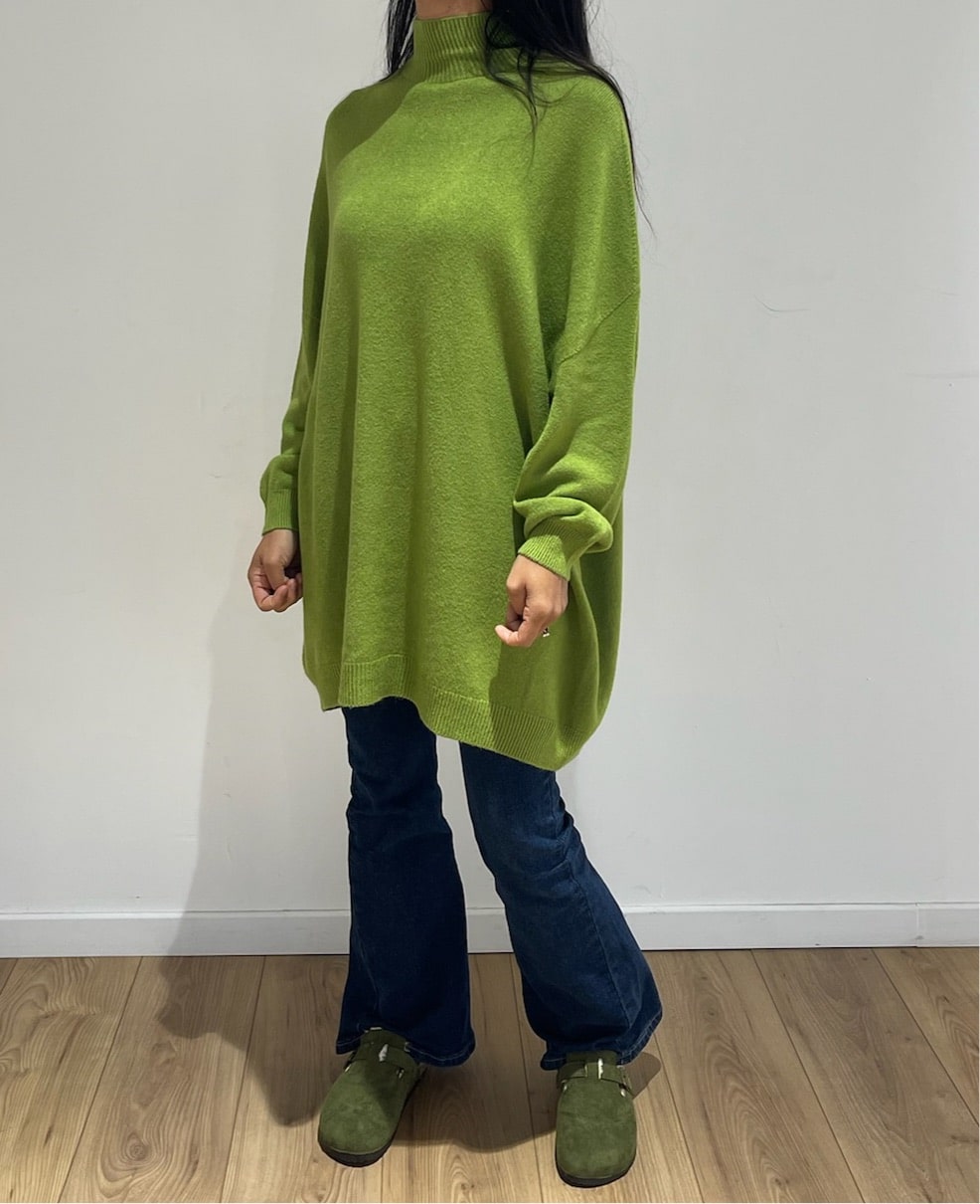 Robe-pull verte confortable pour une tenue relax et moderne.