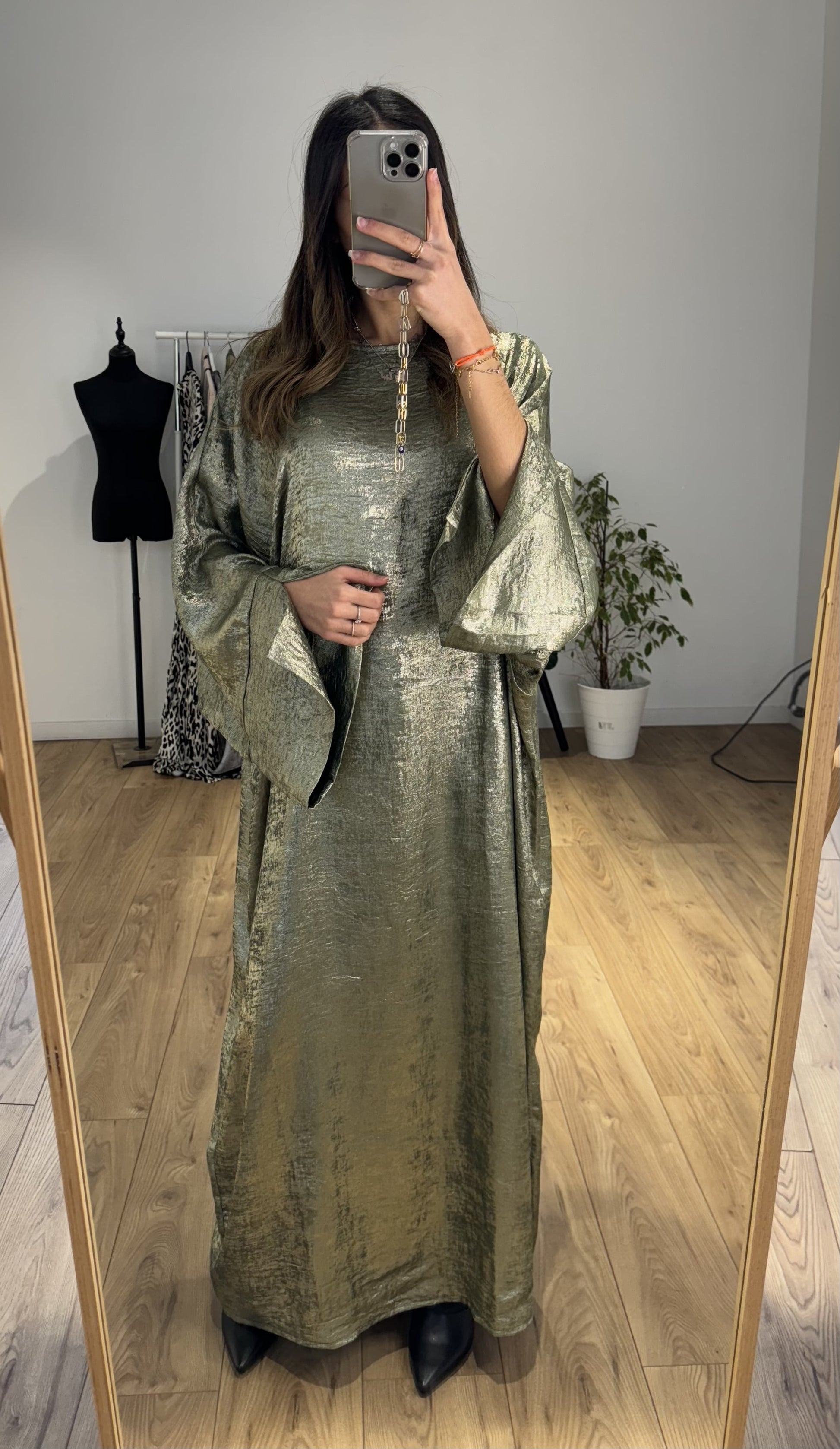 Robe longue kaki avec texture métallisée en pleine longueur