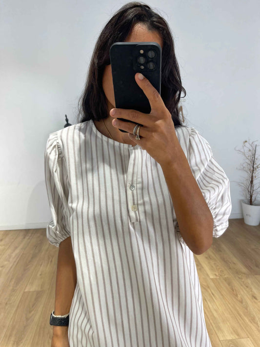Gros plan sur le haut de la robe à rayures en coton pour femme