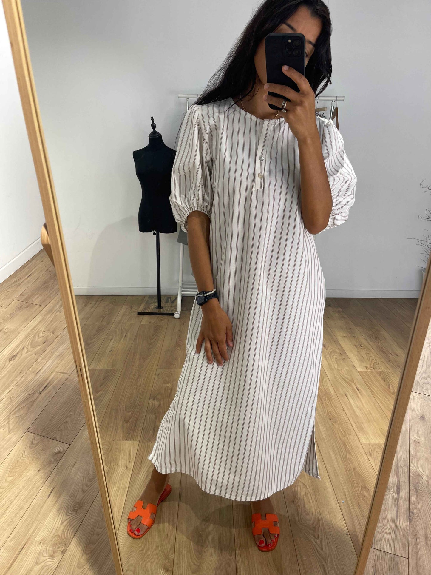 Femme portant une robe à rayures en coton, vue de face