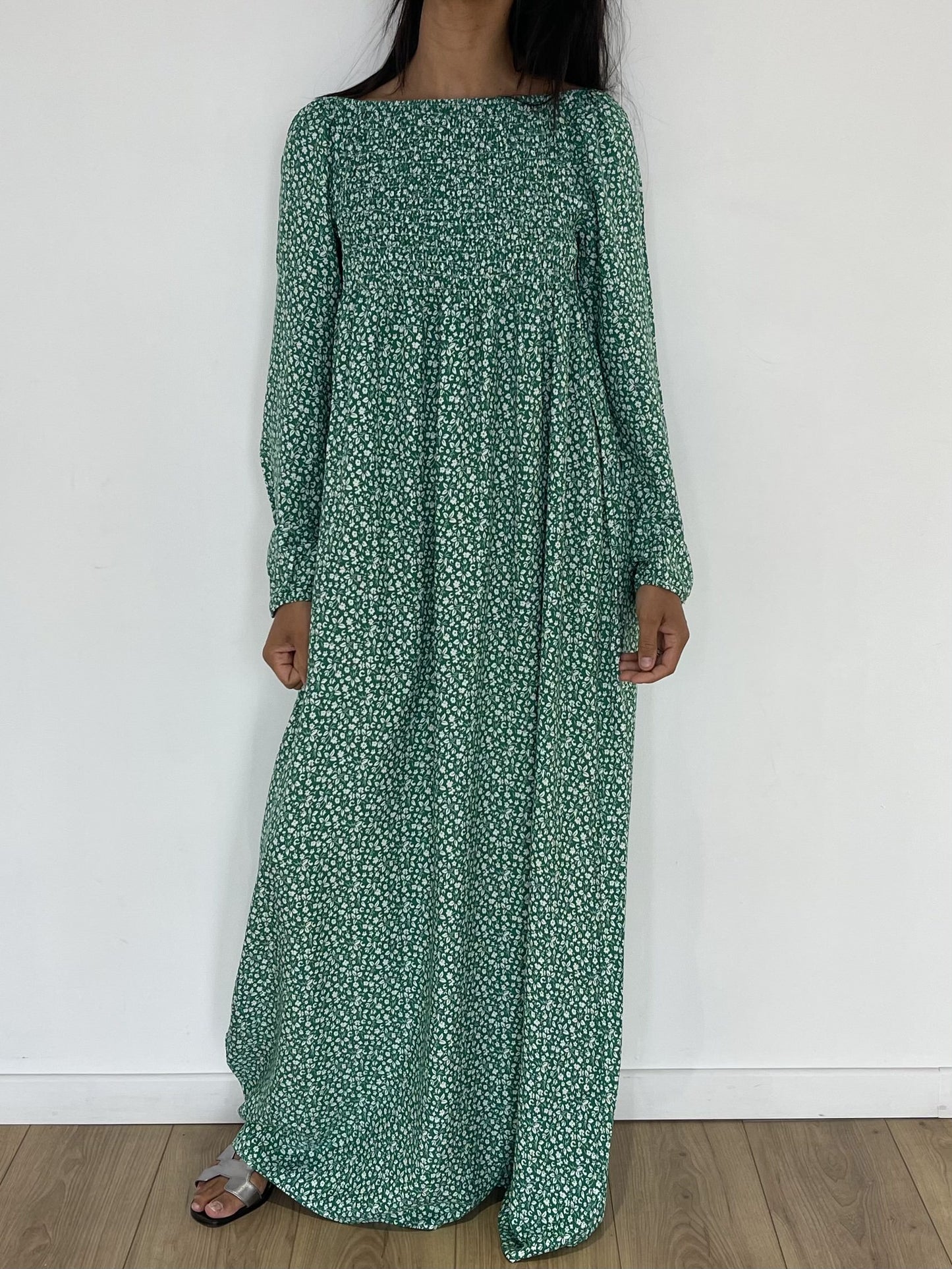 Robe longue verte à petites fleurs, style bohème chic pour sorties estivales