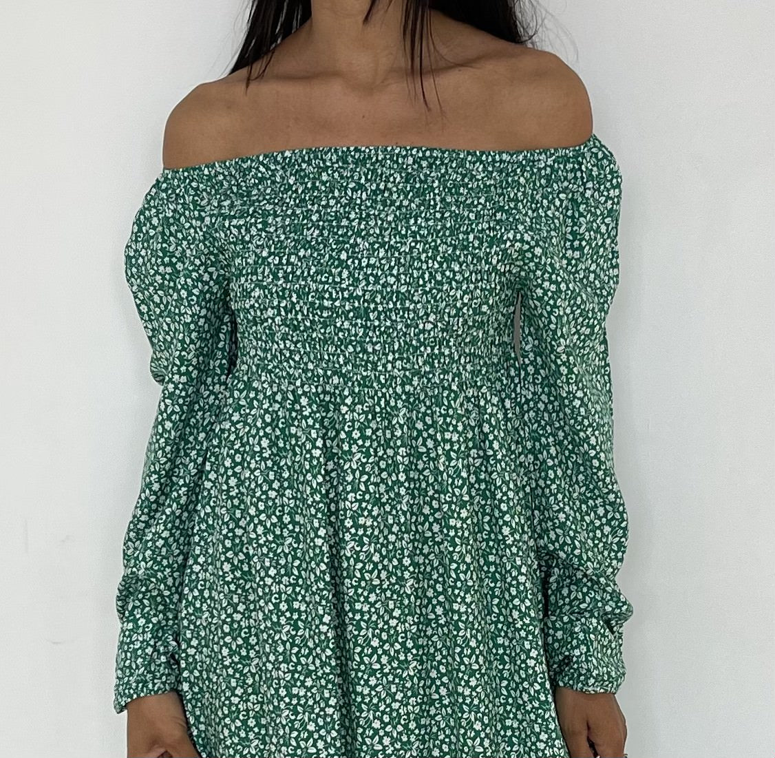 Robe à motif floral vert, longue avec épaules à l'air pour un look estival