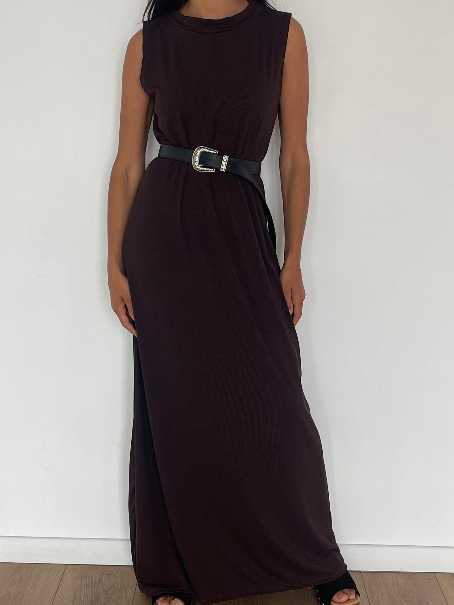 Robe longue vintage bordeaux avec ceinture noire épurée
