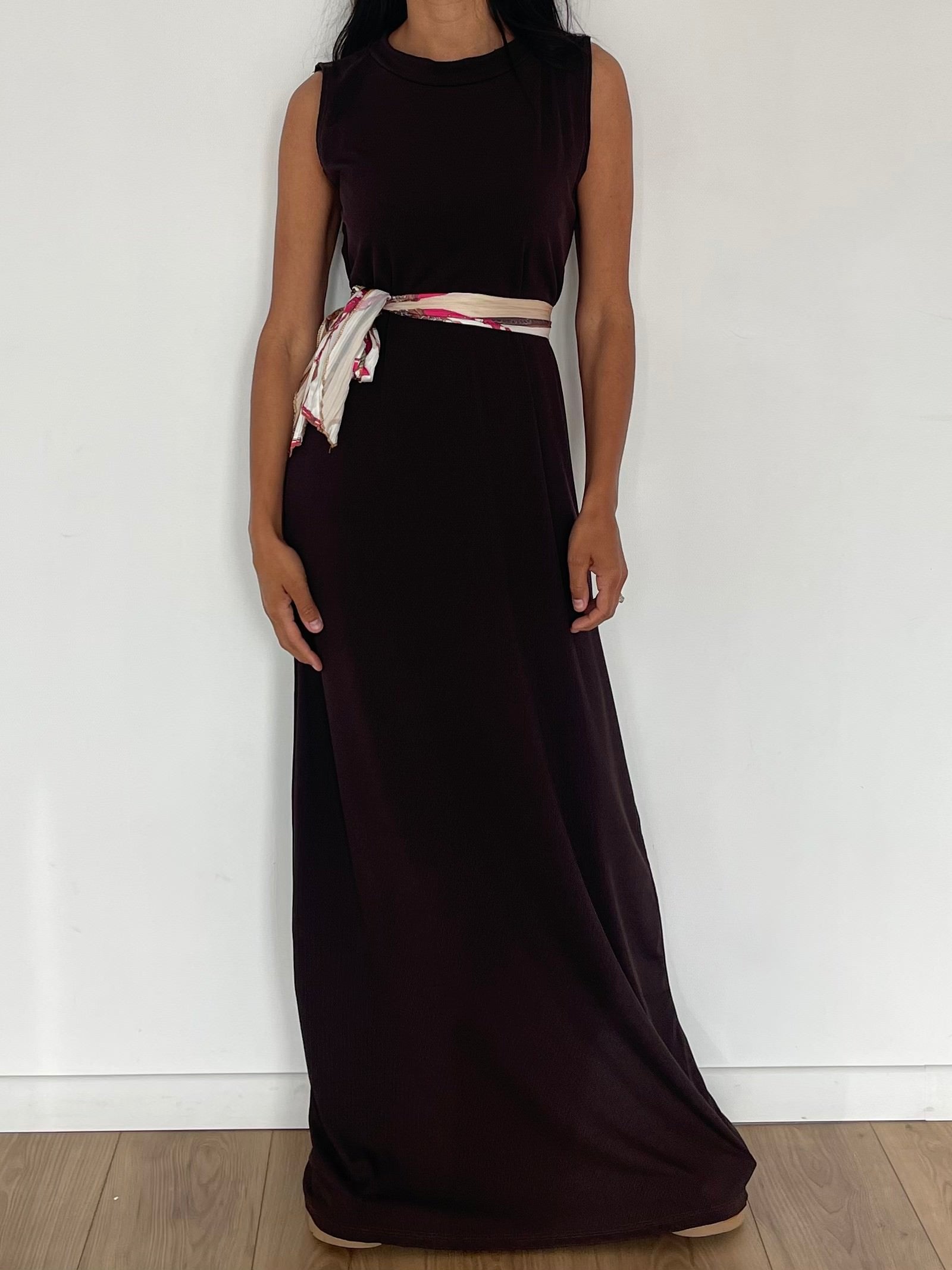 Robe vintage bordeaux avec ceinture foulard pour un look rétro