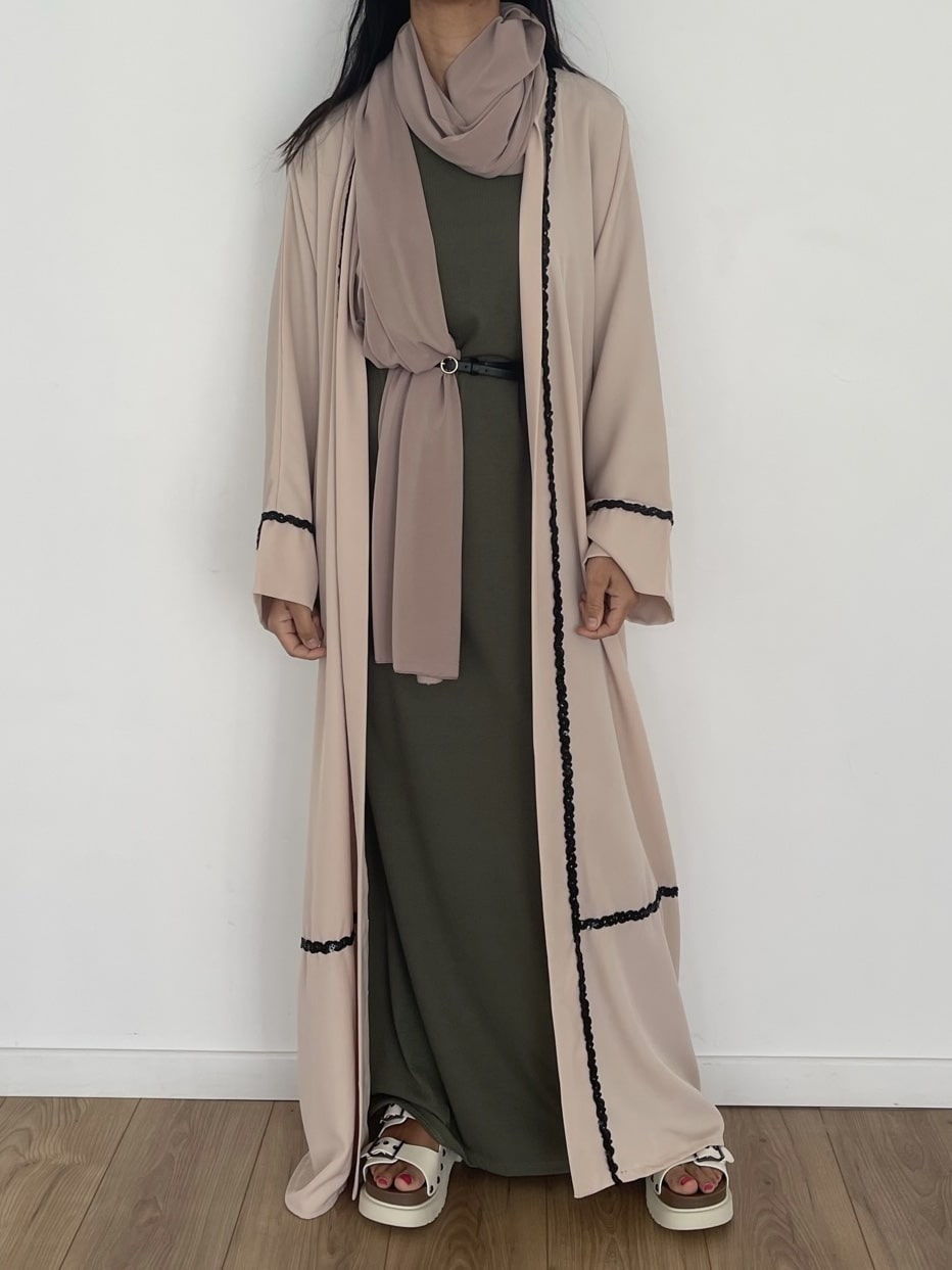 Robe longue verte vintage avec écharpe rose et bordure noire