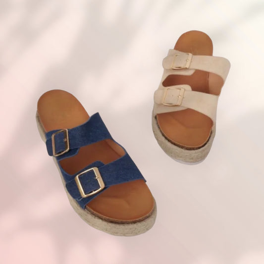 Sandales à 2 brides pour femme en bleu et beige, avec semelles compensées et boucles dorées.