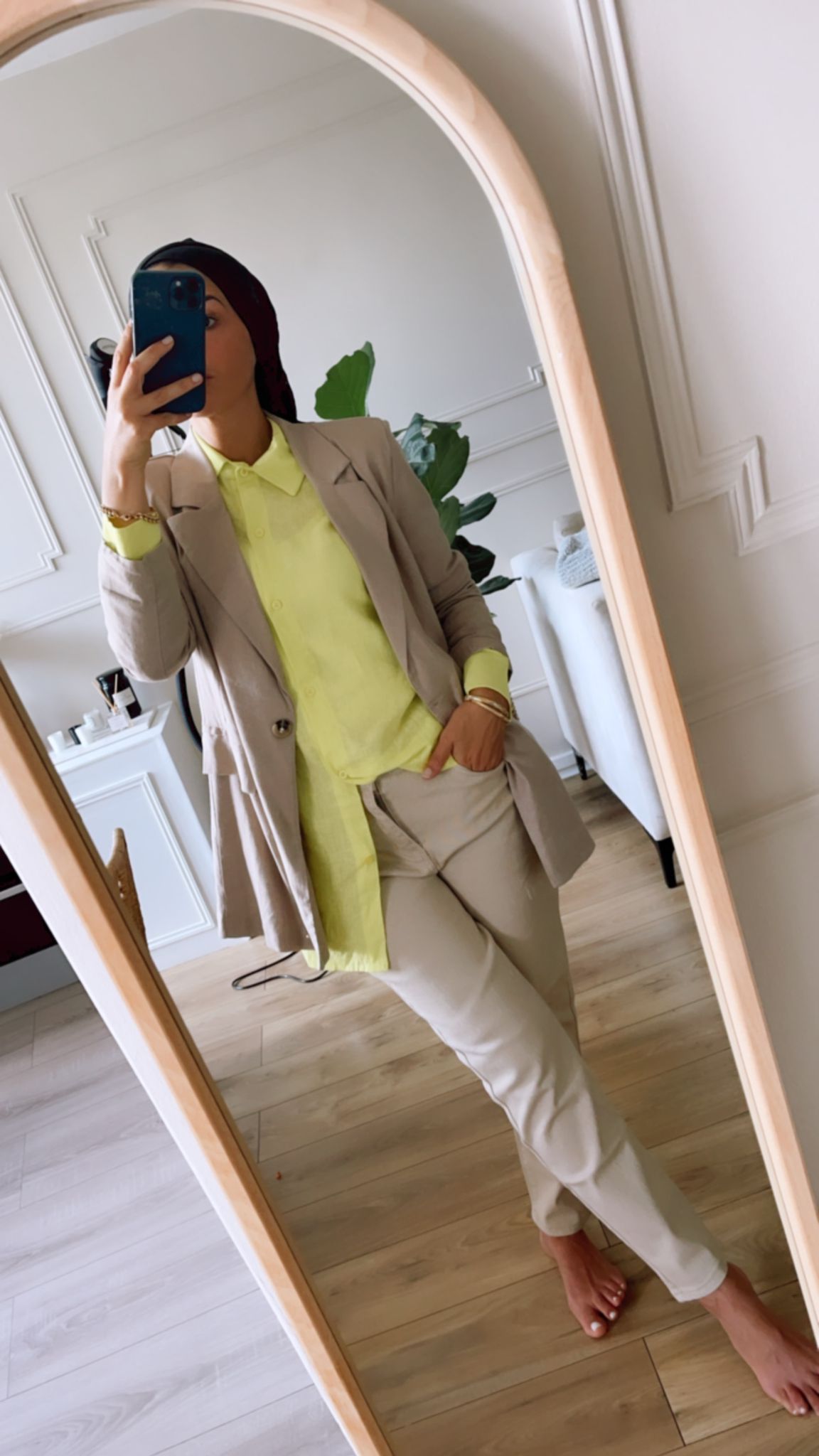 Selfie dans le miroir avec une chemise en lin jaune oversize