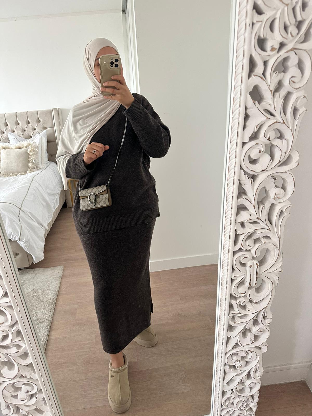 Robe-pull marron avec accessoires, chic urbain