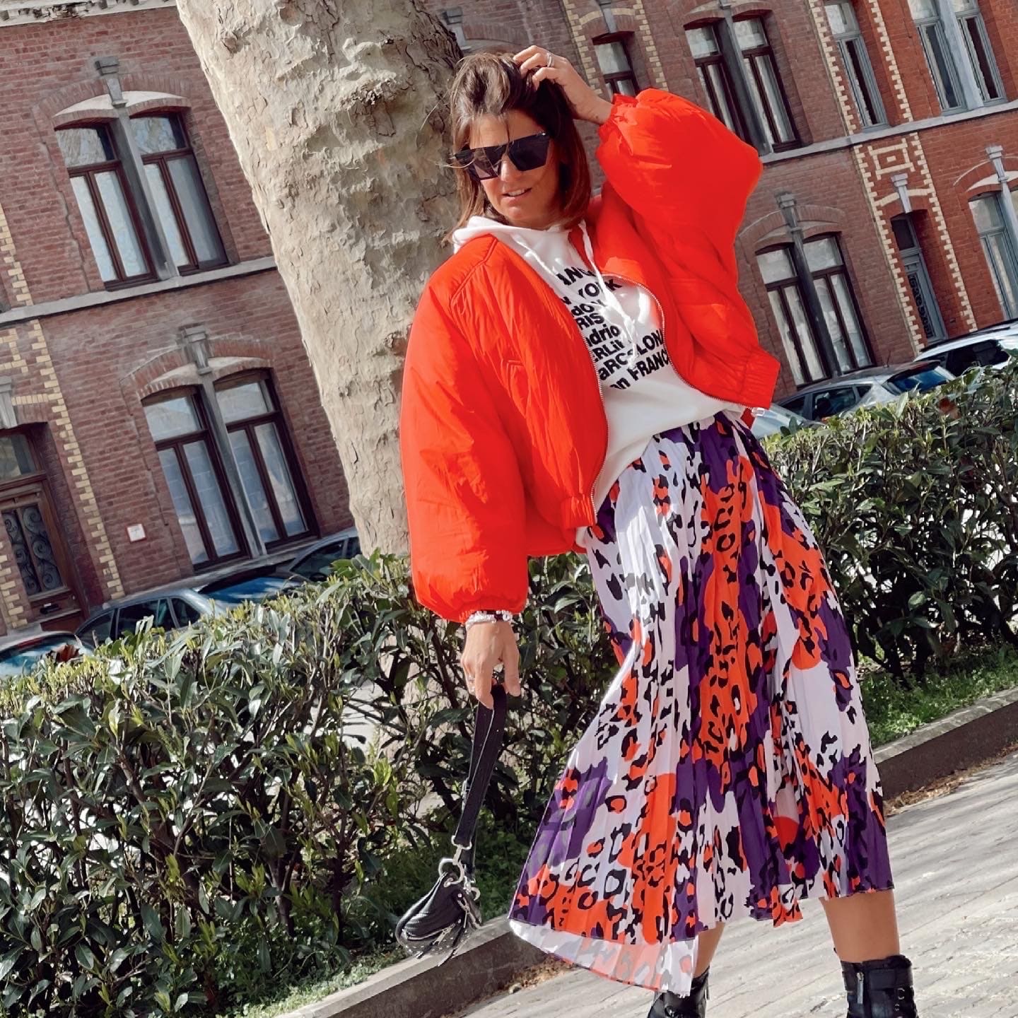 Jupe plissée longue style urbain avec imprimés colorés