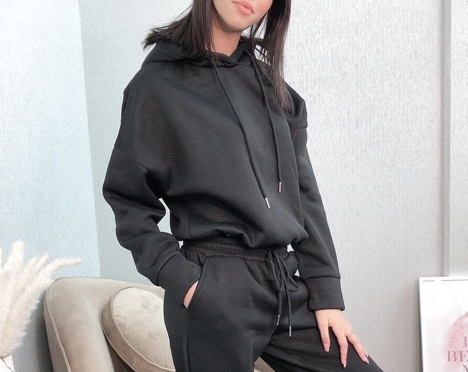 sweat à capuche noir pour femme avec cordon de serrage visible