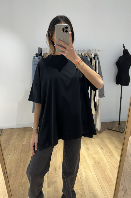 Tee-shirt en coton noir pour femme, vue de face.