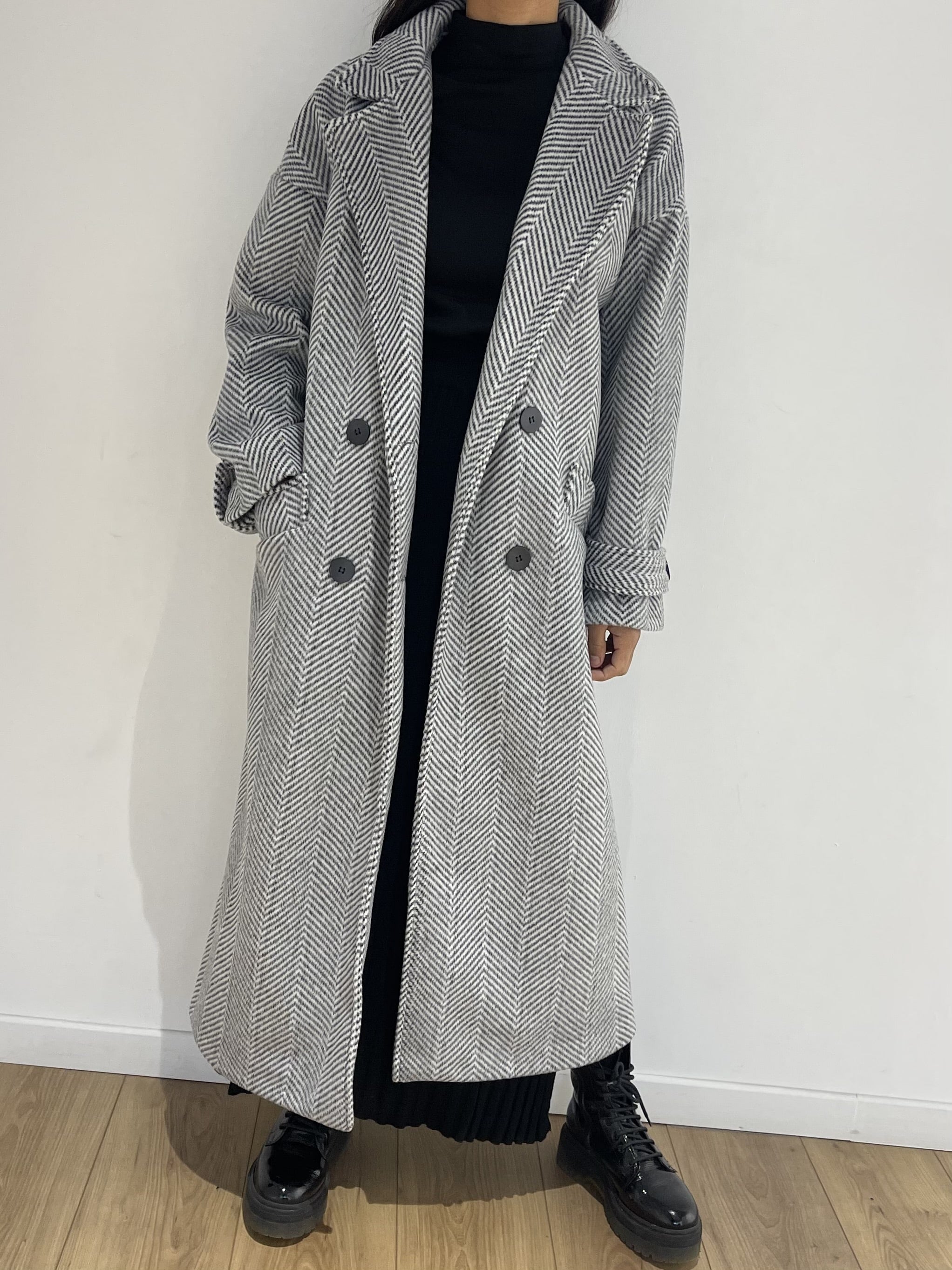 Vue de face du manteau chevron gris tendance, idéal pour une garde-robe moderne.