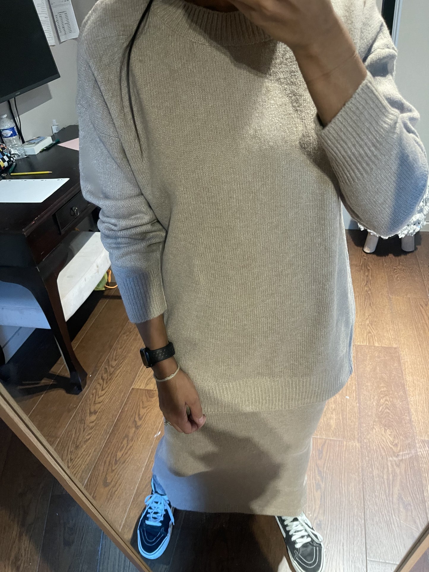 Tenue confortable avec robe-pull et sneakers