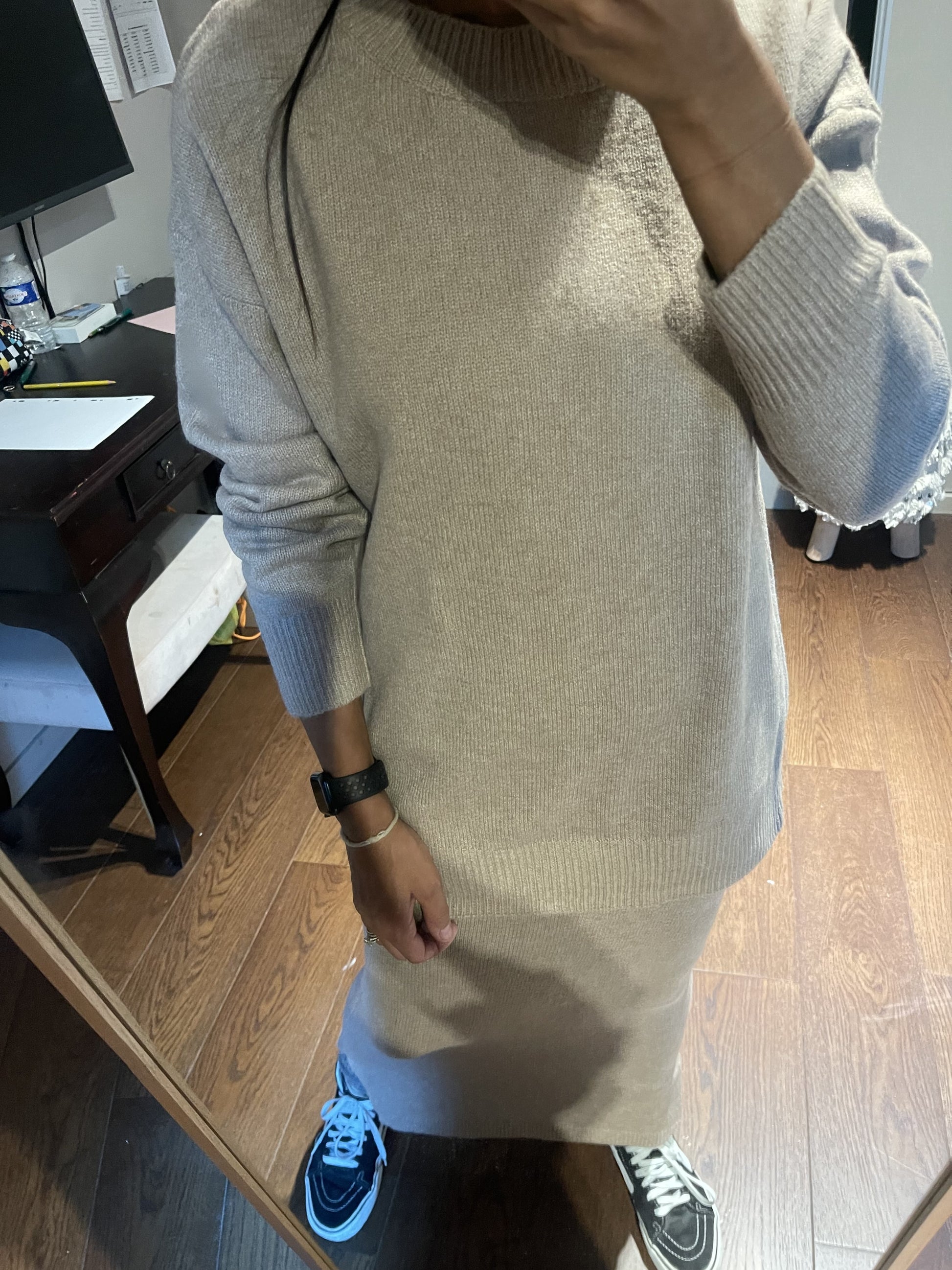 Tenue confortable avec robe-pull et sneakers