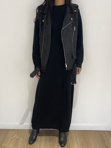 Allure moderne avec robe pull longue en laine noire et veste en cuir