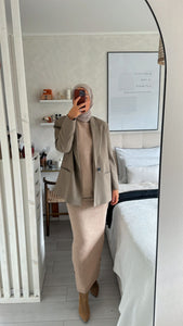 Femme élégante en tenue de hijab moderne avec blazer taupe et jupe assortie chez Kata Paris