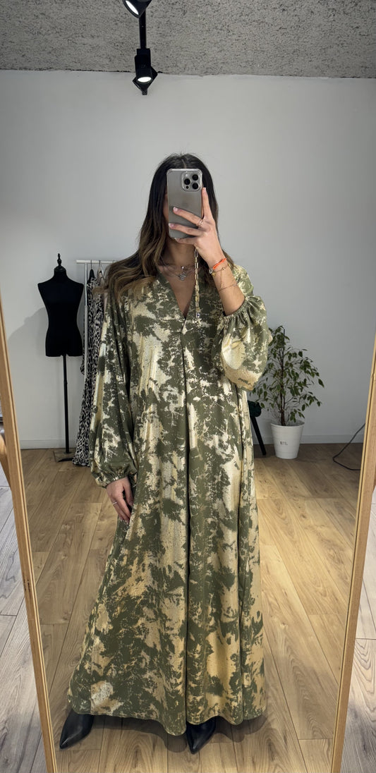 Détail du tissu imprimé de la robe vert d'eau et kaki pour Ramadan