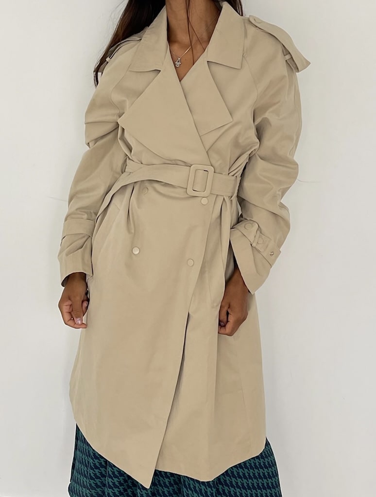 Trench coat beige ceinturé pour femme, élégance moderne
