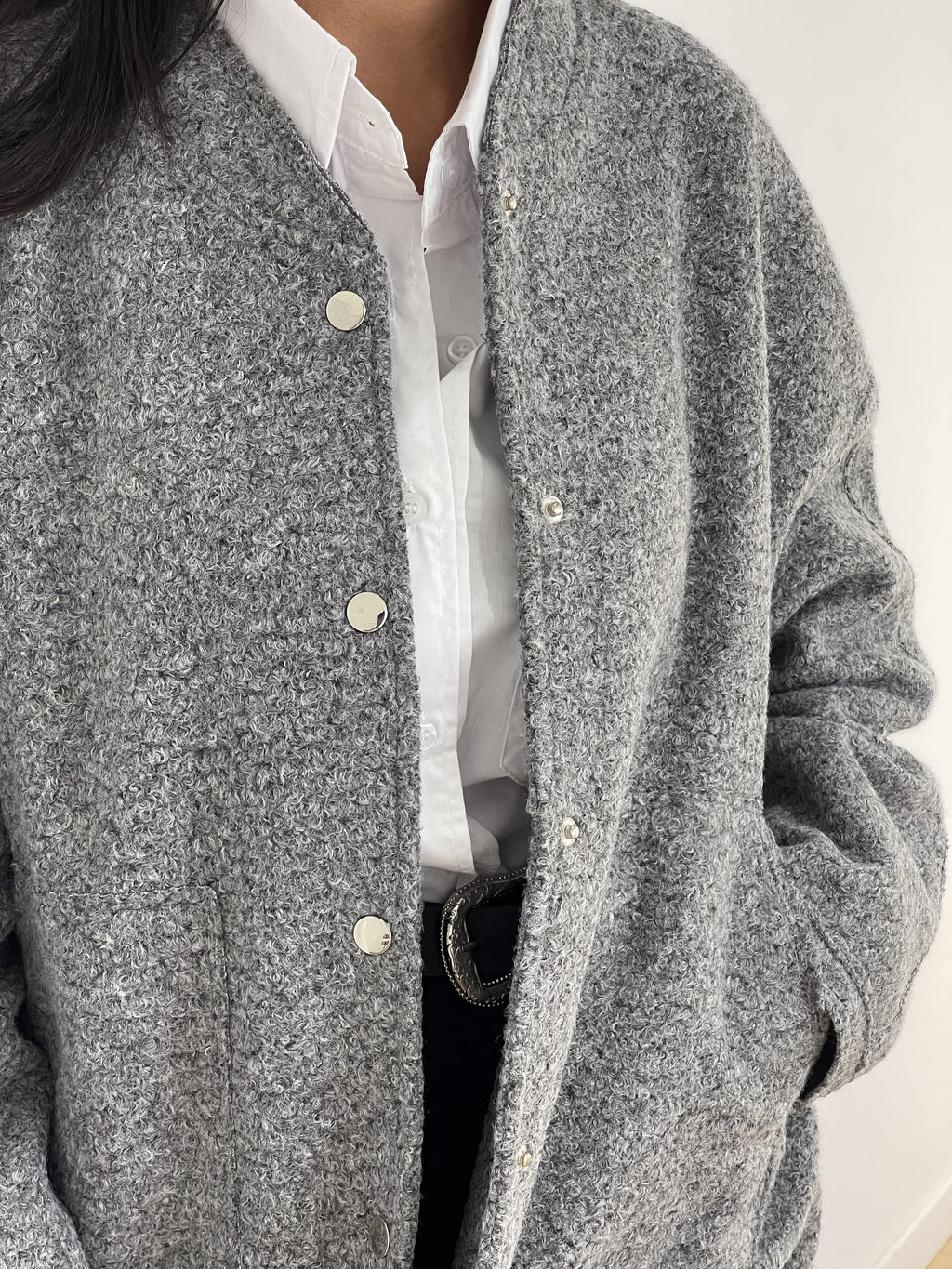 Veste en tweed grise pour femme avec boutons dorés et col chemisier blanc