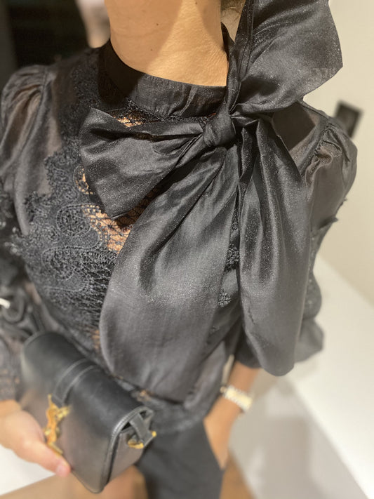 Zoom sur blouse en dentelle noire