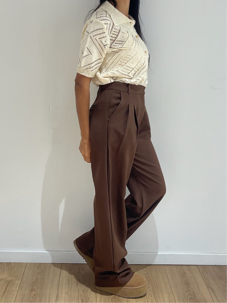Vue rapprochée pantalon chic marron chocolat taille haute